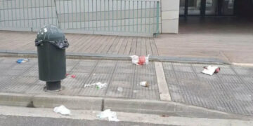 «Δεν είναι εικόνα αυτή» – Παρέμβαση Αντιδημάρχου Γ. Ιωαννίδη για σκουπίδια έξω από τη Κοβεντάρειο Βιβλιοθήκη