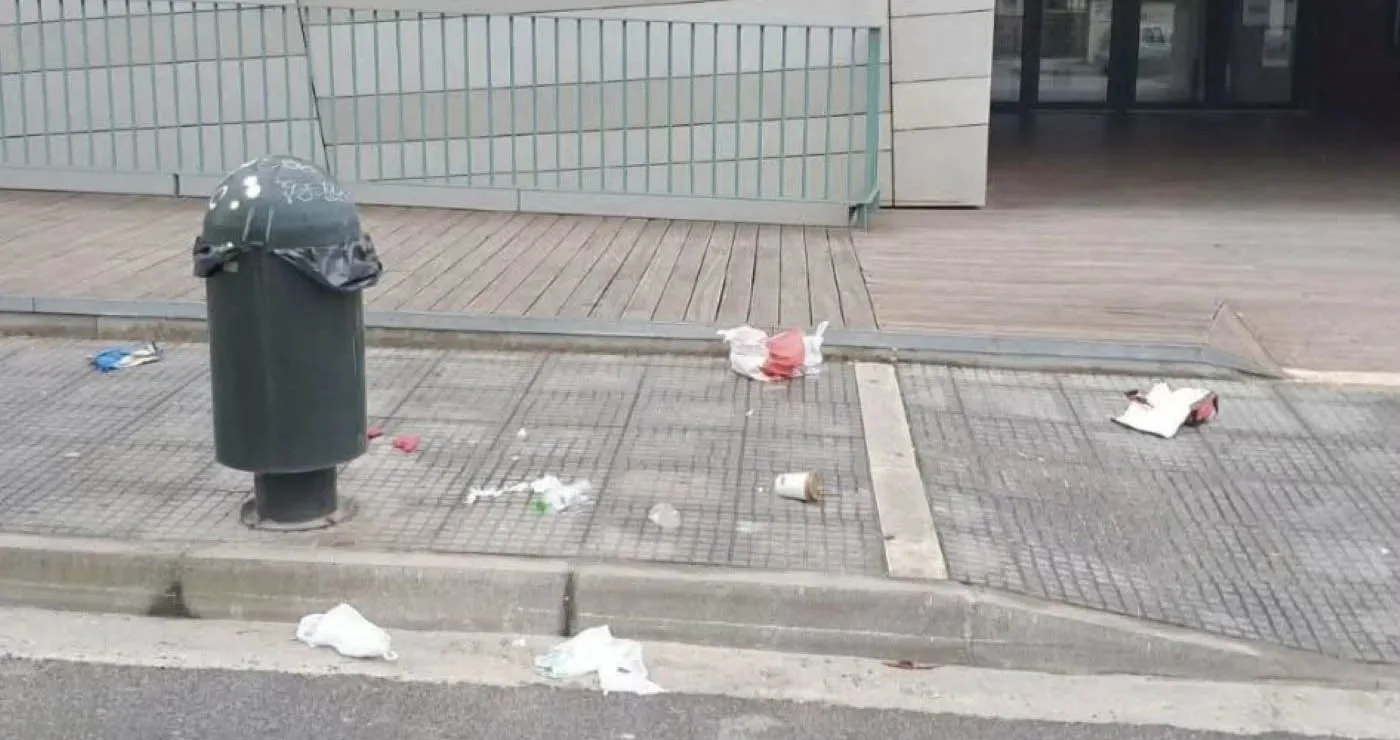 «Δεν είναι εικόνα αυτή» – Παρέμβαση Αντιδημάρχου Γ. Ιωαννίδη για σκουπίδια έξω από τη Κοβεντάρειο Βιβλιοθήκη