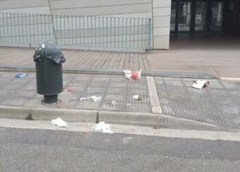 «Δεν είναι εικόνα αυτή» – Παρέμβαση Αντιδημάρχου Γ. Ιωαννίδη για σκουπίδια έξω από τη Κοβεντάρειο Βιβλιοθήκη