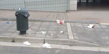 «Δεν είναι εικόνα αυτή» – Παρέμβαση Αντιδημάρχου Γ. Ιωαννίδη για σκουπίδια έξω από τη Κοβεντάρειο Βιβλιοθήκη