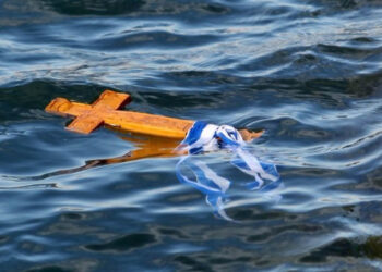 Θεοφάνεια: Καθαγιασμός των υδάτων και ρίψη Σταυρού στη Λίμνη Πολυφύτου