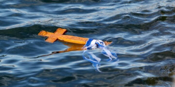 Θεοφάνεια: Καθαγιασμός των υδάτων και ρίψη Σταυρού στη Λίμνη Πολυφύτου