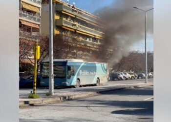 Θεσσαλονίκη: Αστικό λεωφορείο τυλίχθηκε στις φλόγες – Δείτε βίντεο