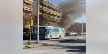 Θεσσαλονίκη: Αστικό λεωφορείο τυλίχθηκε στις φλόγες – Δείτε βίντεο