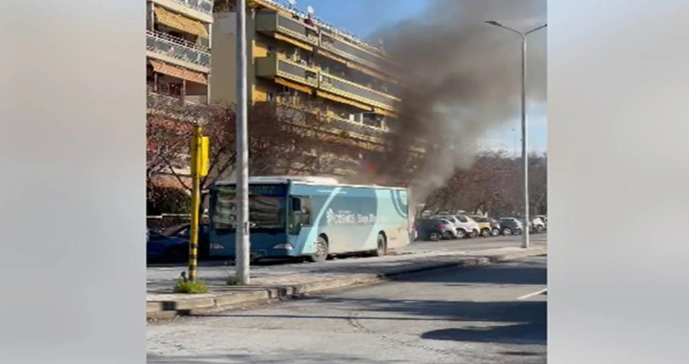 Θεσσαλονίκη: Αστικό λεωφορείο τυλίχθηκε στις φλόγες – Δείτε βίντεο
