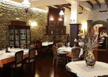 Στις πλαγιές της Μακεδονίας υπάρχει ένα από τα πιο γοητευτικά εστιατόρια της Ελλάδας – Το ΑΘΗΝΟΡΑΜΑ για τον “ΘΩΜΑ” στο Σκλήθρο