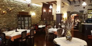 Στις πλαγιές της Μακεδονίας υπάρχει ένα από τα πιο γοητευτικά εστιατόρια της Ελλάδας – Το ΑΘΗΝΟΡΑΜΑ για τον “ΘΩΜΑ” στο Σκλήθρο