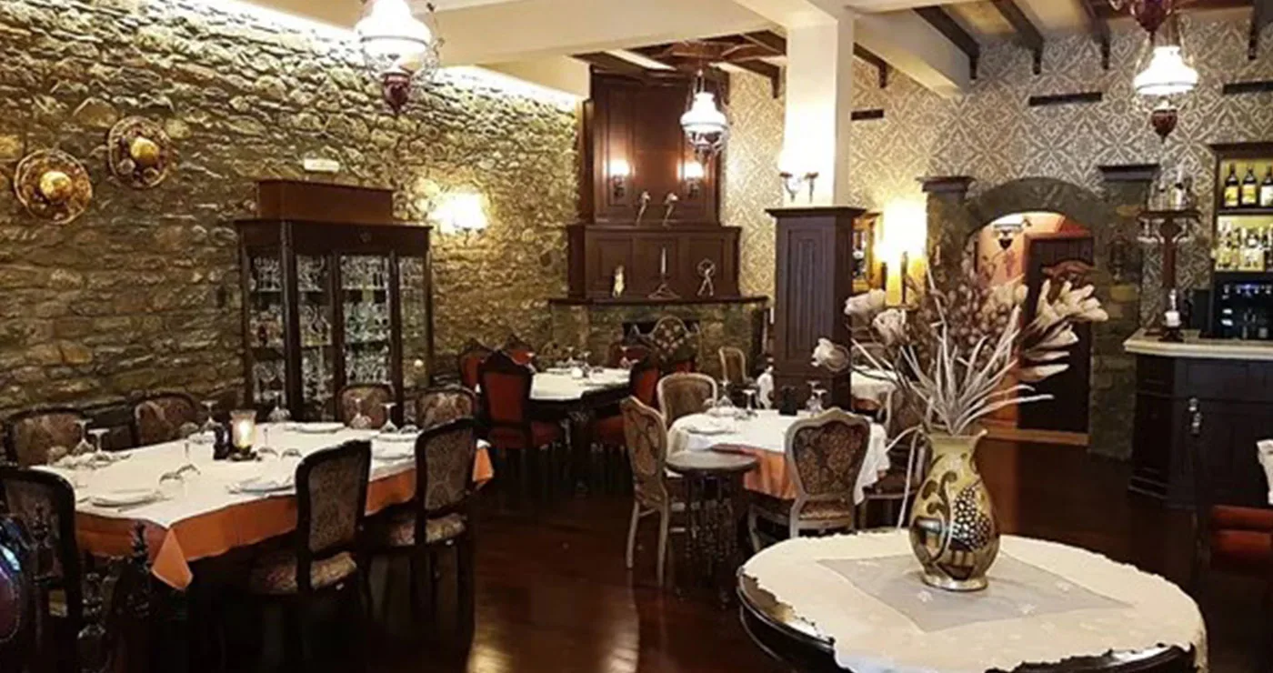 Στις πλαγιές της Μακεδονίας υπάρχει ένα από τα πιο γοητευτικά εστιατόρια της Ελλάδας – Το ΑΘΗΝΟΡΑΜΑ για τον “ΘΩΜΑ” στο Σκλήθρο