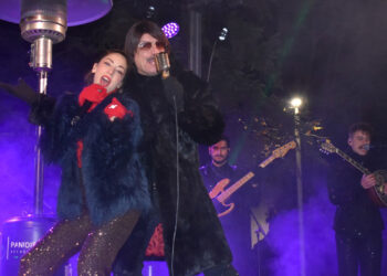 Ο Τόνι Σφήνος ξεσήκωσε την Καστοριά – Εντυπωσιακή η υποδοχή του νέου έτους