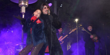 Ο Τόνι Σφήνος ξεσήκωσε την Καστοριά – Εντυπωσιακή η υποδοχή του νέου έτους