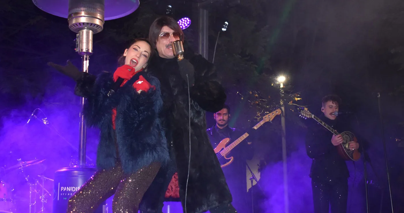 Ο Τόνι Σφήνος ξεσήκωσε την Καστοριά – Εντυπωσιακή η υποδοχή του νέου έτους