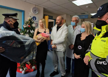 Το Τμήμα Τροχαίας Κοζάνης δώρισε παιδικό κάθισμα στο πρώτο παιδί που γεννήθηκε το 2026 στην Κοζάνη