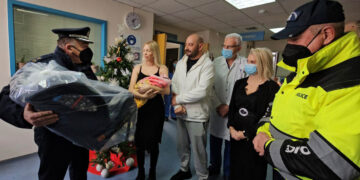 Το Τμήμα Τροχαίας Κοζάνης δώρισε παιδικό κάθισμα στο πρώτο παιδί που γεννήθηκε το 2026 στην Κοζάνη