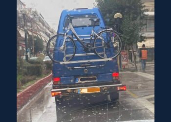 Εικόνα που προκαλεί σχόλια: Βαν με «έξτρα όροφο» εντοπίστηκε στην Πτολεμαΐδα