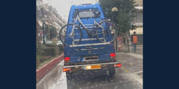 Εικόνα που προκαλεί σχόλια: Βαν με «έξτρα όροφο» εντοπίστηκε στην Πτολεμαΐδα