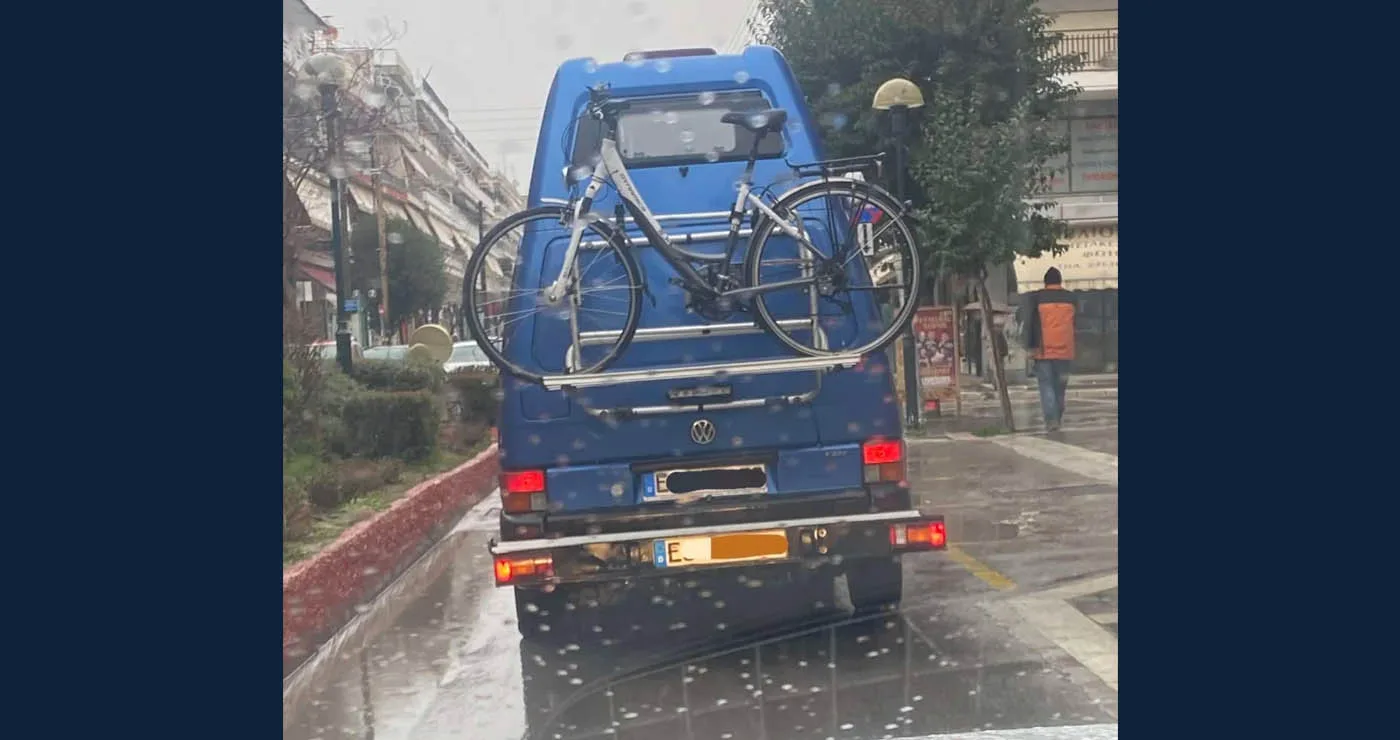 Εικόνα που προκαλεί σχόλια: Βαν με «έξτρα όροφο» εντοπίστηκε στην Πτολεμαΐδα