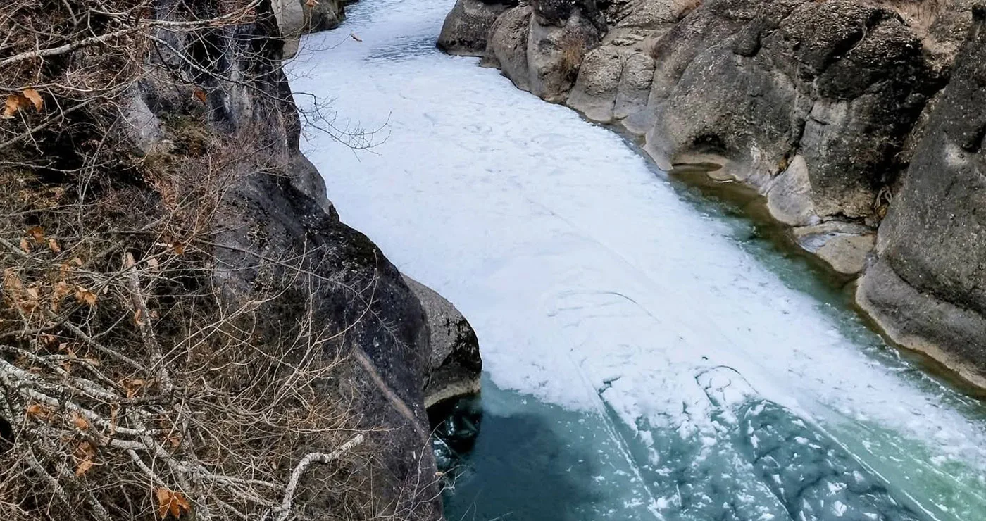 Γρεβενά: Υπέροχος, παγωμένος, Βενέτικος ποταμός (φωτο)