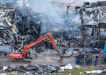 Εντοπίστηκε η πέμπτη σορός από τη φωτιά στο εργοστάσιο Βιολάντα στα Τρίκαλα