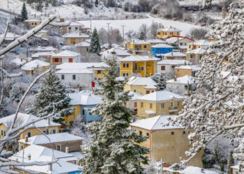 Μια εντυπωσιακή χειμωνιάτικη ματιά στη χιονισμένη Βλάστη Εορδαίας από το φακό του Αργύρη Καραμούζα