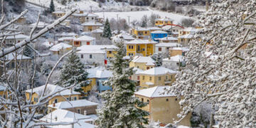 Μια εντυπωσιακή χειμωνιάτικη ματιά στη χιονισμένη Βλάστη Εορδαίας από το φακό του Αργύρη Καραμούζα