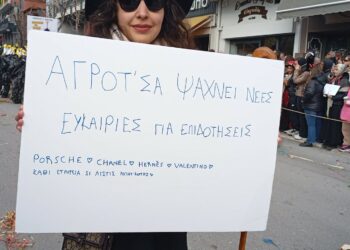 Σάτιρα ΟΠΕΚΕΠΕ στην παρέλαση της Κοζάνης – Ντύθηκαν… στρουθοκάμηλοι