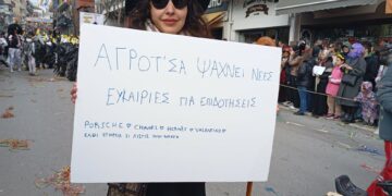 Σάτιρα ΟΠΕΚΕΠΕ στην παρέλαση της Κοζάνης – Ντύθηκαν… στρουθοκάμηλοι