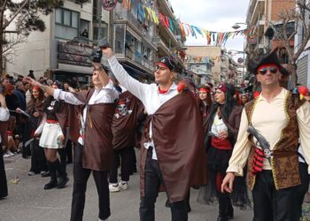 Κοζάνη: Φανός Σκ’ρκα και «Η Κόζιανη», ακρίβεια, πειρατές και γκέισες στην παρέλαση