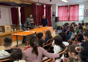 Μαθητές των δημοτικών σχολείων Βοΐου παρακολουθούν με ενδιαφέρον την παρουσίαση για την κατασκευή παραδοσιακών αερόστατων.