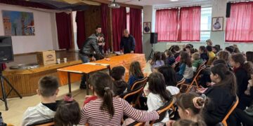 Μαθητές των δημοτικών σχολείων Βοΐου παρακολουθούν με ενδιαφέρον την παρουσίαση για την κατασκευή παραδοσιακών αερόστατων.