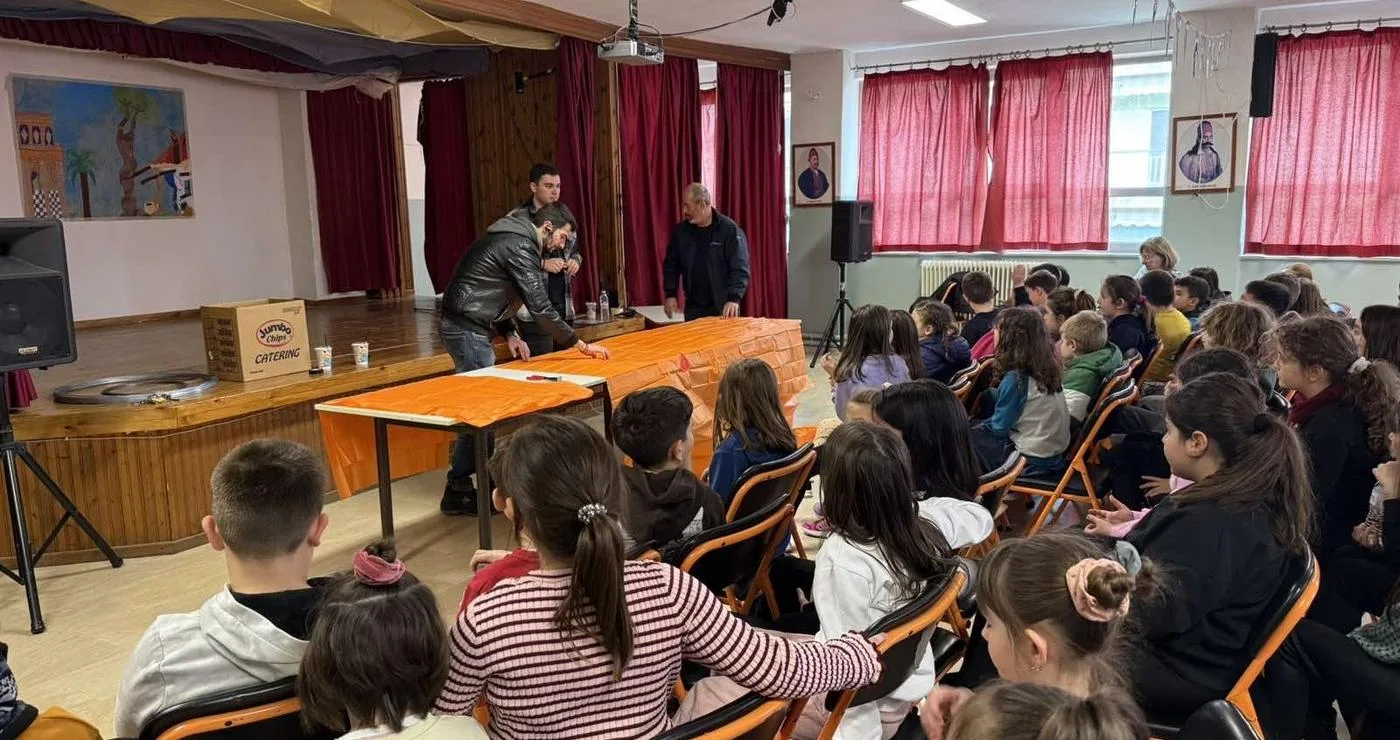 Μαθητές των δημοτικών σχολείων Βοΐου παρακολουθούν με ενδιαφέρον την παρουσίαση για την κατασκευή παραδοσιακών αερόστατων.