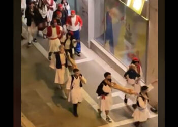 Πτολεμαΐδα: Το Δίφωνο γιόρτασε την Κυριακή της Αποκριάς με τσολιάδες, σούβλες και βόλτα με αρνιά στους δρόμους (Βίντεο)