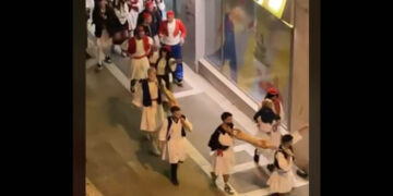 Πτολεμαΐδα: Το Δίφωνο γιόρτασε την Κυριακή της Αποκριάς με τσολιάδες, σούβλες και βόλτα με αρνιά στους δρόμους (Βίντεο)