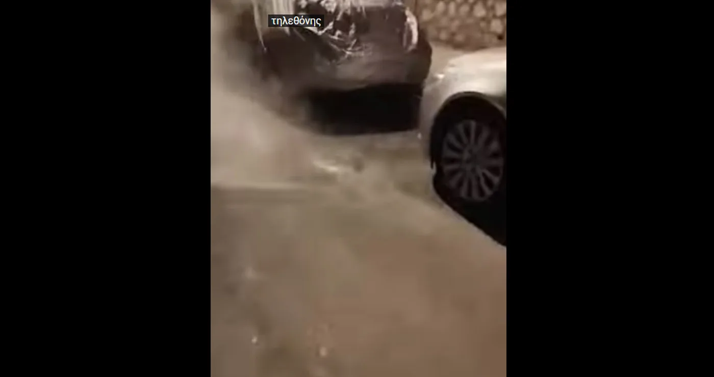 Ατμός στην οδό Μεθώνης Κοζάνης από σπασμένο σωλήνα τηλεθέρμανσης