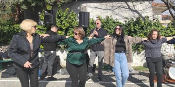 Άνω Κώμη Κοζάνης: Μεγάλο γλέντι στην 4η Γιορτή Πράσου – Πλήθος κόσμου, μουσική και παραδοσιακά πρασοεδέσματα
