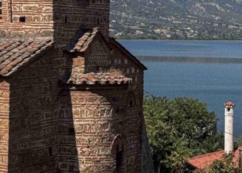 Μια όμορφη βυζαντινή εκκλησία με κεραμοσκεπή δεσπόζει στο τοπίο της Καστοριάς, μέρος του Winter School 2026 με θέμα τη βυζαντινή κληρονομιά.