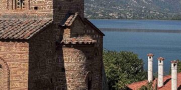 Μια όμορφη βυζαντινή εκκλησία με κεραμοσκεπή δεσπόζει στο τοπίο της Καστοριάς, μέρος του Winter School 2026 με θέμα τη βυζαντινή κληρονομιά.