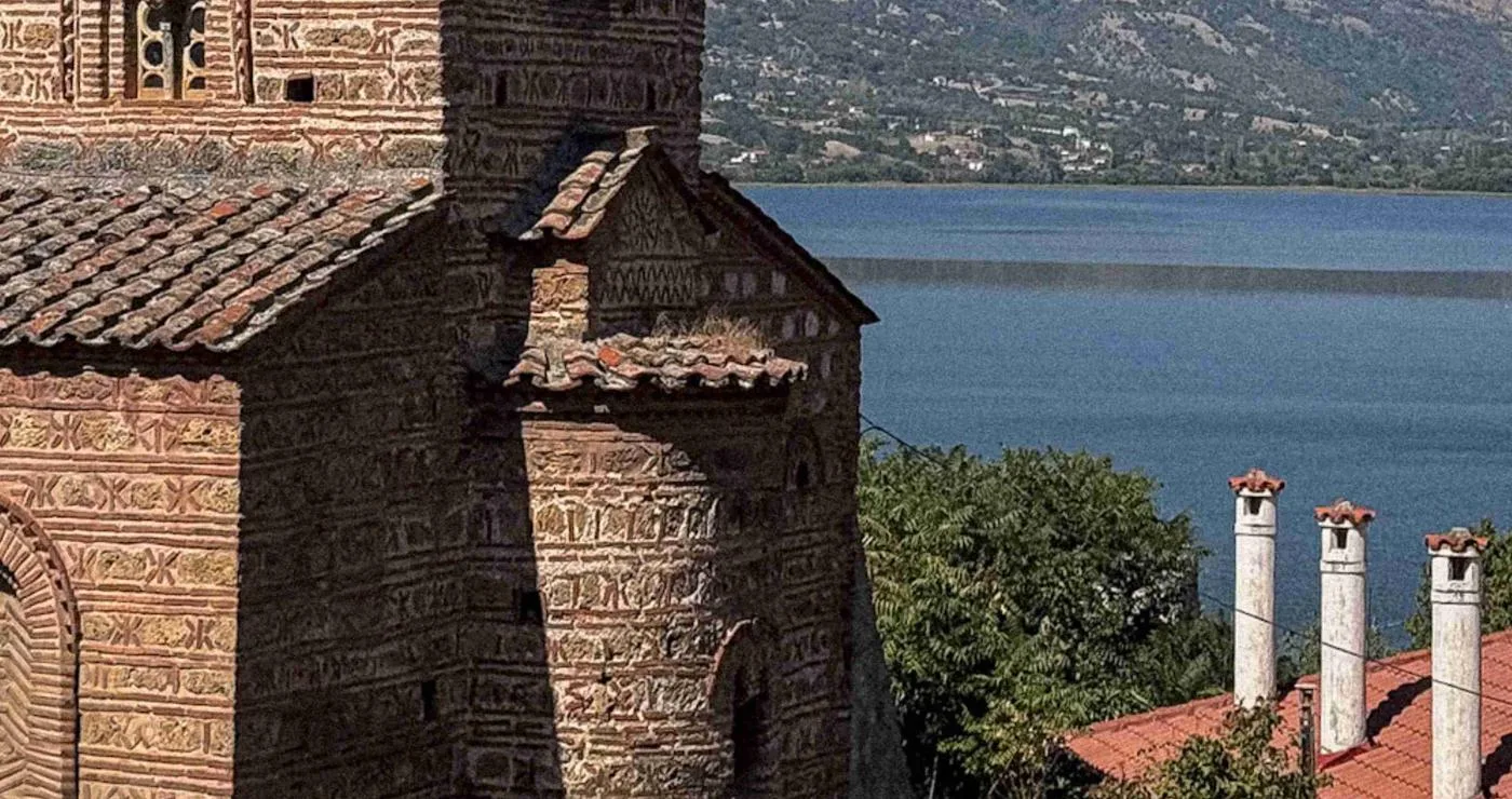 Μια όμορφη βυζαντινή εκκλησία με κεραμοσκεπή δεσπόζει στο τοπίο της Καστοριάς, μέρος του Winter School 2026 με θέμα τη βυζαντινή κληρονομιά.