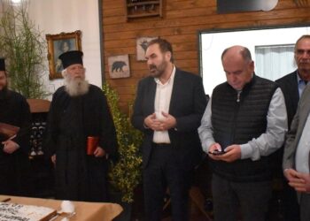 Πρόεδροι κοινοτήτων και ιερείς ευλογούν τη βασιλόπιτα στην κοπή βασιλόπιτας Φλώρινα, σε μια εορταστική εκδήλωση.