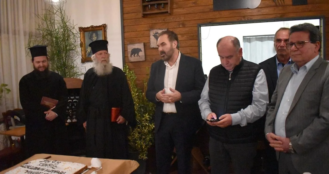 Πρόεδροι κοινοτήτων και ιερείς ευλογούν τη βασιλόπιτα στην κοπή βασιλόπιτας Φλώρινα, σε μια εορταστική εκδήλωση.