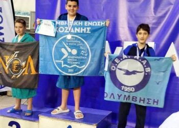 Ένας νεαρός κολυμβητής της Κολυμβητικής Κοζάνης στέκεται στο βάθρο των νικητών με ένα χρυσό μετάλλιο στους αγώνες «Νιόβεια Junior».