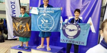 Ένας νεαρός κολυμβητής της Κολυμβητικής Κοζάνης στέκεται στο βάθρο των νικητών με ένα χρυσό μετάλλιο στους αγώνες «Νιόβεια Junior».