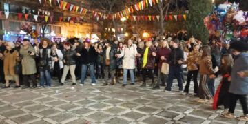 Κέφι και χορός στην κεντρική αποκριάτικη εκδήλωση των πολιτιστικών συλλόγων στην κεντρική πλατεία της Πτολεμαΐδας