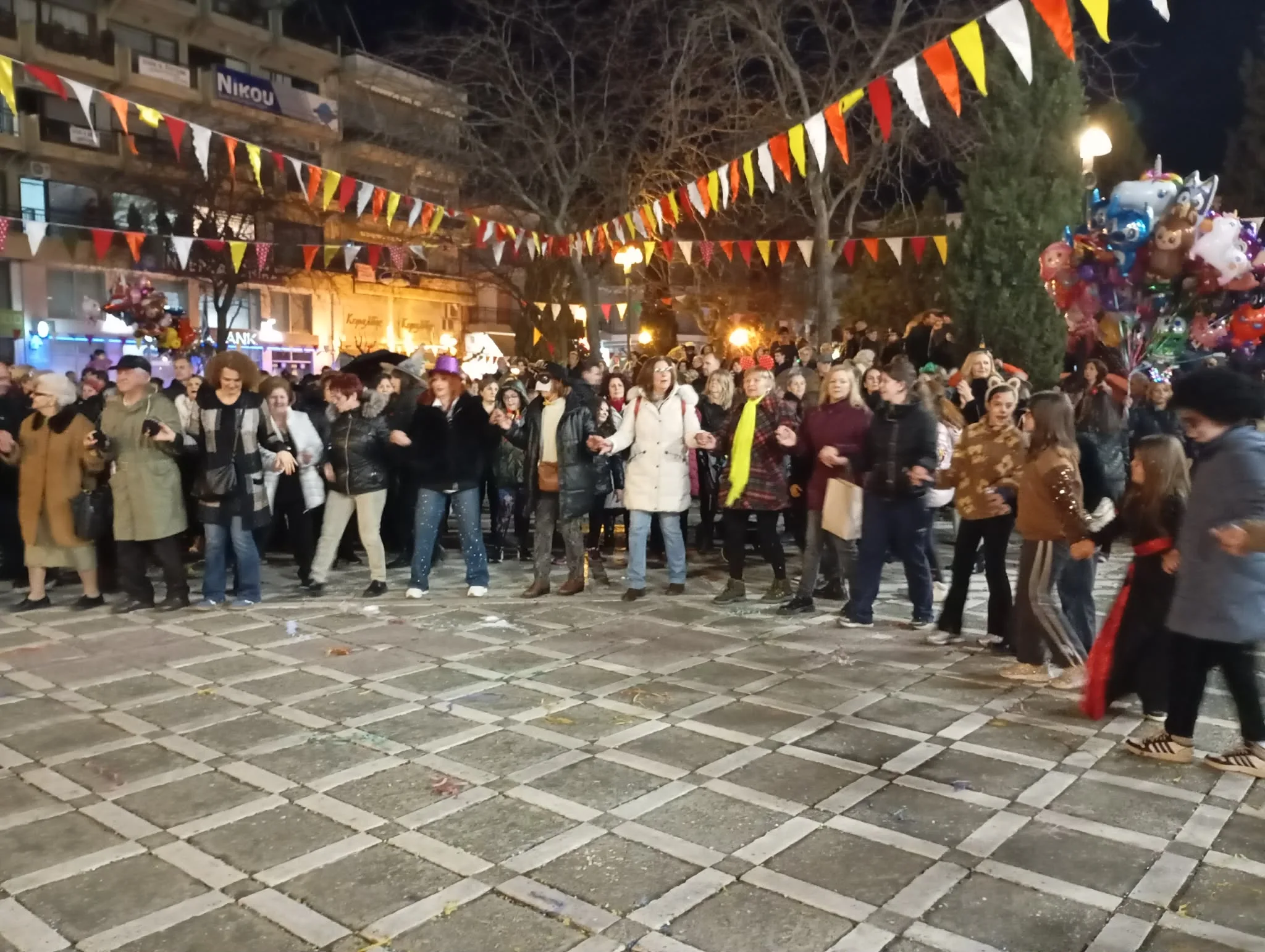 Κέφι και χορός στην κεντρική αποκριάτικη εκδήλωση των πολιτιστικών συλλόγων στην κεντρική πλατεία της Πτολεμαΐδας