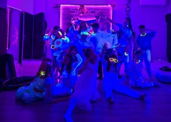 Sourdaki 2 Kids Carnival Fest: Μαγικό το Black Light Show στην Κοβεντάρειο Βιβλιοθήκη Κοζάνης