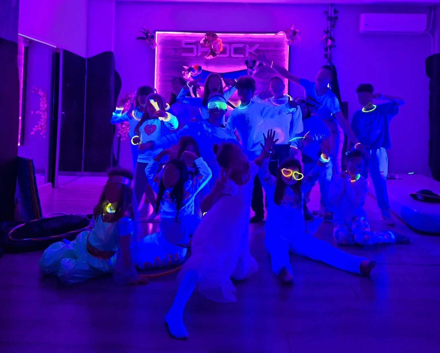 Sourdaki 2 Kids Carnival Fest: Μαγικό το Black Light Show στην Κοβεντάρειο Βιβλιοθήκη Κοζάνης