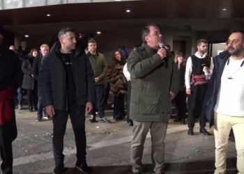 Με παραδοσιακές μελωδίες, κέφι και χορό η επίσημη έναρξη της Κοζανίτικης Αποκριάς στην πλατεία Νίκης (Βίντεο)