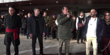 Με παραδοσιακές μελωδίες, κέφι και χορό η επίσημη έναρξη της Κοζανίτικης Αποκριάς στην πλατεία Νίκης (Βίντεο)