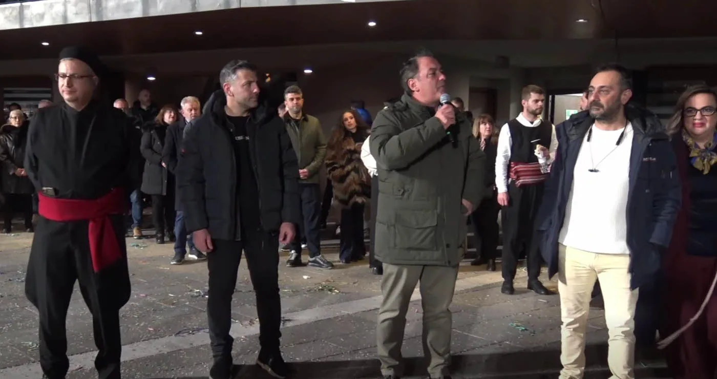 Με παραδοσιακές μελωδίες, κέφι και χορό η επίσημη έναρξη της Κοζανίτικης Αποκριάς στην πλατεία Νίκης (Βίντεο)