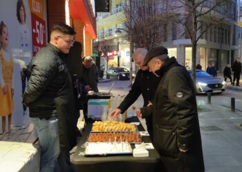 «Απουκρά σ’ν Αγουρά»: Μαθήματα Sourdamaras, djs και κεράσματα στους εμπορικούς δρόμους της Κοζάνης