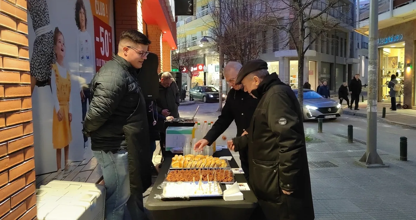 «Απουκρά σ’ν Αγουρά»: Μαθήματα Sourdamaras, djs και κεράσματα στους εμπορικούς δρόμους της Κοζάνης